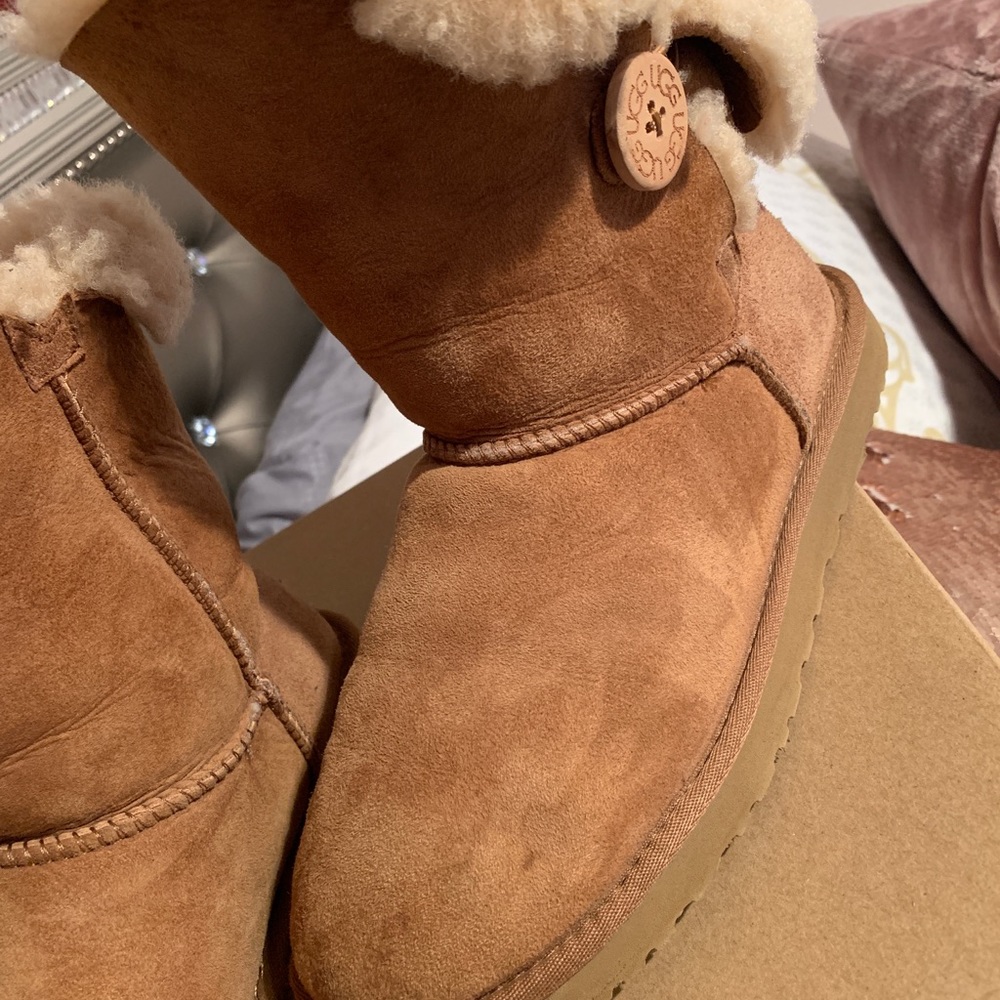 Ugg Bailey button